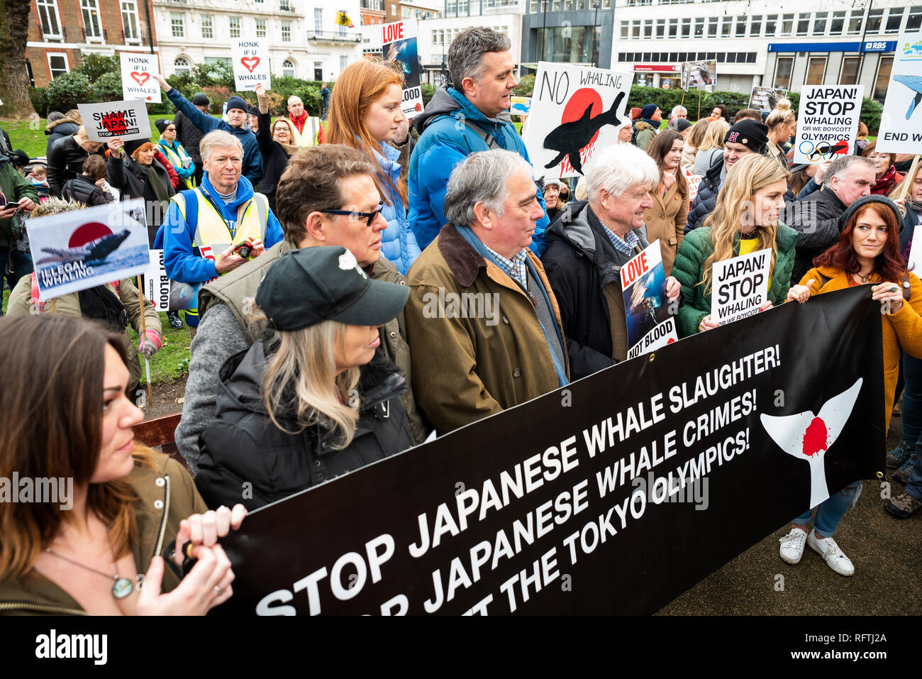 Londra, Regno Unito. 26 gennaio 2019. Londra protesta contro l'intenzione di riprendere la caccia alla balena da parte del Giappone. Il governo giapponese ha recentemente sostenuto un accordo internazionale che vieta la caccia alla balena commerciale. Gli attivisti si radunano in piazza Cavendish per la marcia all'Ambasciata Giapponese. Altoparlanti assemblati dietro lo striscione, tra cui Carrie Symonds e Stanley Johnson. Credit: Stephen Bell/Alamy Live News. Foto Stock