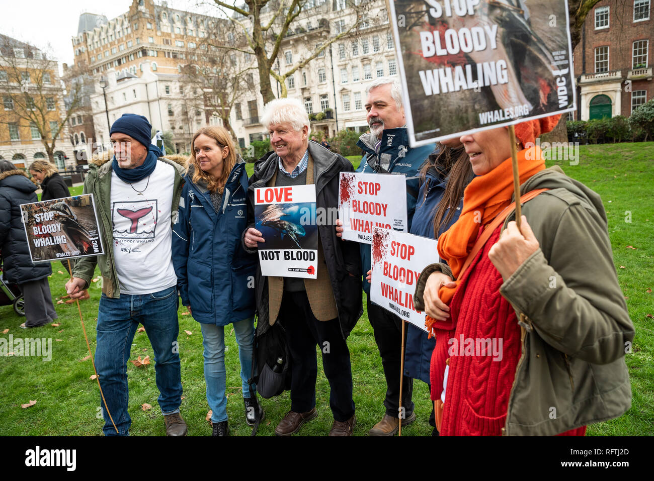 Londra, Regno Unito. Il 26 gennaio 2019. Londra protesta contro la prevista ripresa della caccia alle balene da parte del Giappone.Il governo giapponese ha recentemente sostenuto al di fuori di un accordo internazionale il divieto di caccia alle balene a fini commerciali. Gli attivisti al rally di Cavendish Square per il mese di marzo all'Ambasciata Giapponese. Credito: Stephen Bell/Alamy Live News. Foto Stock
