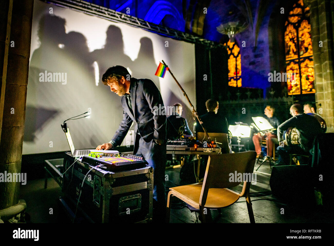 Edinburgh, Regno Unito. Il 26 gennaio 2019. Un one-off prestazioni speciali di 'Disarming riverberi' dal pluripremiato compositore Martin Green a fianco di Luke Jerram del Museo Nazionale della luna lunar installazione nell'ambiente storico di La Cattedrale di St Giles. La performance è stata parte di Burns e oltre, un nuovo festival che celebra la cultura scozzese da ustioni per ora in luoghi attraverso il centro di Edimburgo. Il concerto ha inoltre presentato il Dublino una cappella quartetto senza terra e la scozzese quintetto di ottone Alba ottone. Credito: Andy Catlin/Alamy Live News Foto Stock