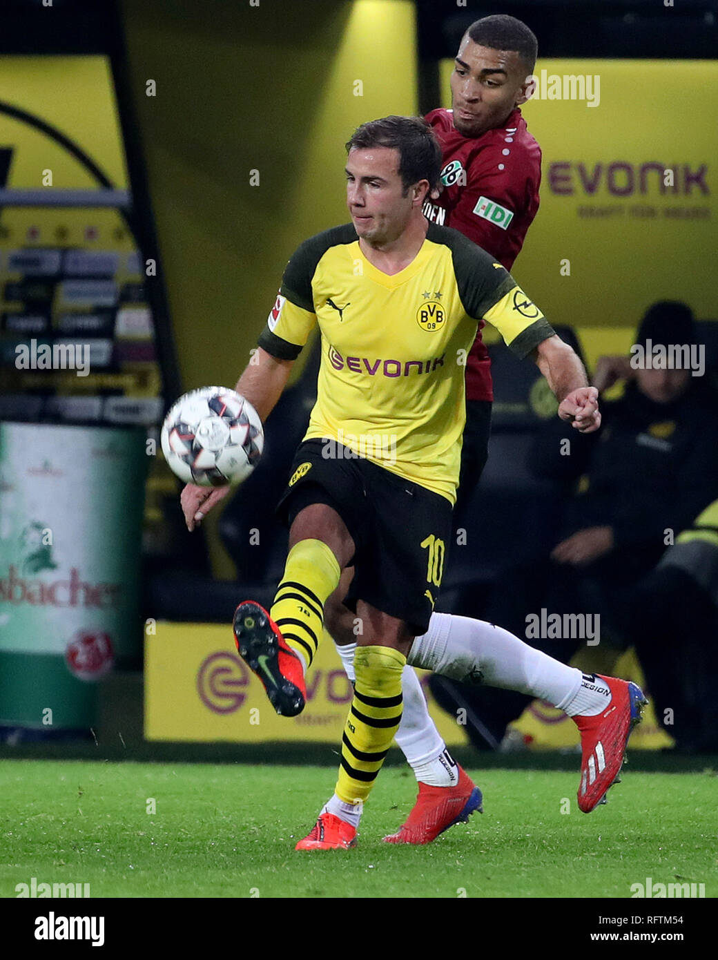 Dortmund, Germania. 26 gen, 2019. Mario Goetze (anteriore) di Dortmund compete durante la Bundesliga match tra Borussia Dortmund e Hannover 96 a Dortmund, Germania, gennaio 26, 2019. Dortmund ha vinto 5-1. Credito: Joachim Bywaletz/Xinhua/Alamy Live News Foto Stock