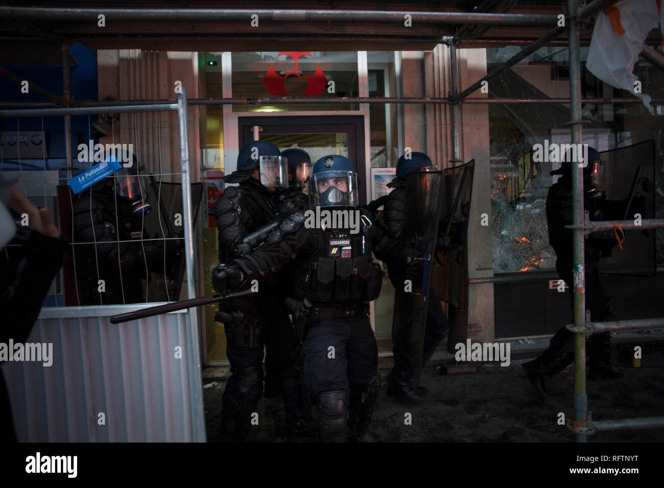 La Polizia antisommossa visto prendere posizione durante una dimostrazione contro macron politiche. Giubbotto giallo i manifestanti radunati e marzo per le strade di Parigi un altro sabato su ciò che essi chiamano la legge XI contro il presidente francese Emmanuel Macron politiche. Foto Stock