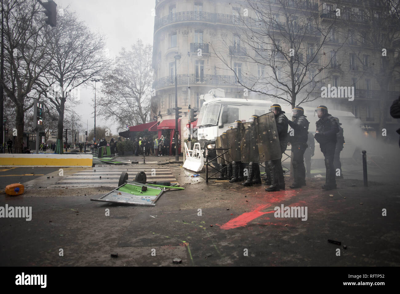 Parigi, Ile de France, Francia. 26 gen, 2019. La polizia antisommossa tenendo la loro posizione durante una dimostrazione contro macron politiche. Giubbotto giallo i manifestanti radunati e marzo per le strade di Parigi un altro sabato su ciò che essi chiamano la legge XI contro il presidente francese Emmanuel Macron politiche. Credito: Bruno Thevenin SOPA/images/ZUMA filo/Alamy Live News Foto Stock