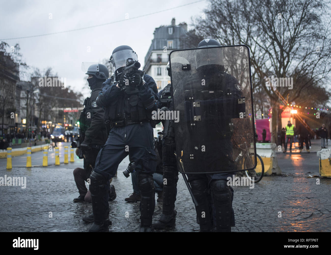 Parigi, Ile de France, Francia. 26 gen, 2019. Una polizia mira con una pistola flashball alla folla durante una dimostrazione contro macron politiche. Giubbotto giallo i manifestanti radunati e marzo per le strade di Parigi un altro sabato su ciò che essi chiamano la legge XI contro il presidente francese Emmanuel Macron politiche. Credito: Bruno Thevenin SOPA/images/ZUMA filo/Alamy Live News Foto Stock
