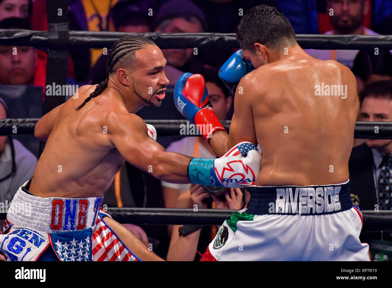 Brooklyn, New York, Stati Uniti d'America. 26 gen, 2019. KEITH THURMAN (bandiera americana trunk) battaglie JOSESITO LOPEZ in un WBA Welterweight Championship bout presso la Barclays Center di Brooklyn, New York. Credito: Joel Plummer/ZUMA filo/Alamy Live News Foto Stock