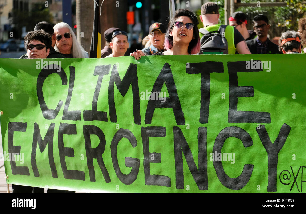 Los Angeles, Stati Uniti d'America. 26 gen, 2019. Persone marzo durante un cambiamento climatico protesta a Los Angeles, negli Stati Uniti, gennaio 26, 2019. Credito: Zhao Hanrong/Xinhua/Alamy Live News Foto Stock