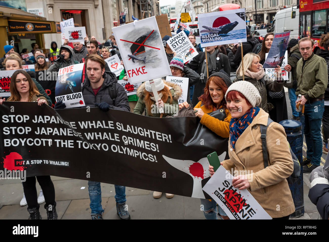 Londra, Regno Unito. Il 26 gennaio 2019. Londra protesta contro la ripresa della caccia alle balene da parte del Giappone.Il governo giapponese ha recentemente sostenuto al di fuori di un accordo internazionale il divieto di caccia alle balene a fini commerciali. Gli attivisti marciando attraverso il centro di Londra all'Ambasciata Giapponese. Credito: Stephen Bell/Alamy Live News. Foto Stock