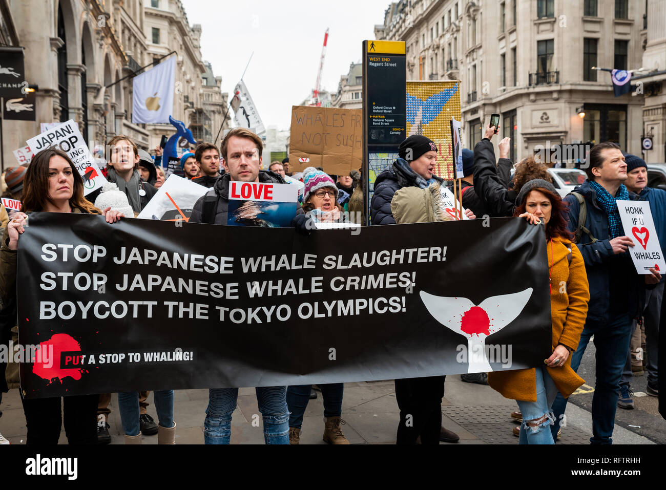Londra, Regno Unito. Il 26 gennaio 2019. Londra protesta contro la ripresa della caccia alle balene da parte del Giappone.Il governo giapponese ha recentemente sostenuto al di fuori di un accordo internazionale il divieto di caccia alle balene a fini commerciali. Gli attivisti marciando attraverso il centro di Londra all'Ambasciata Giapponese. Credito: Stephen Bell/Alamy Live News. Foto Stock