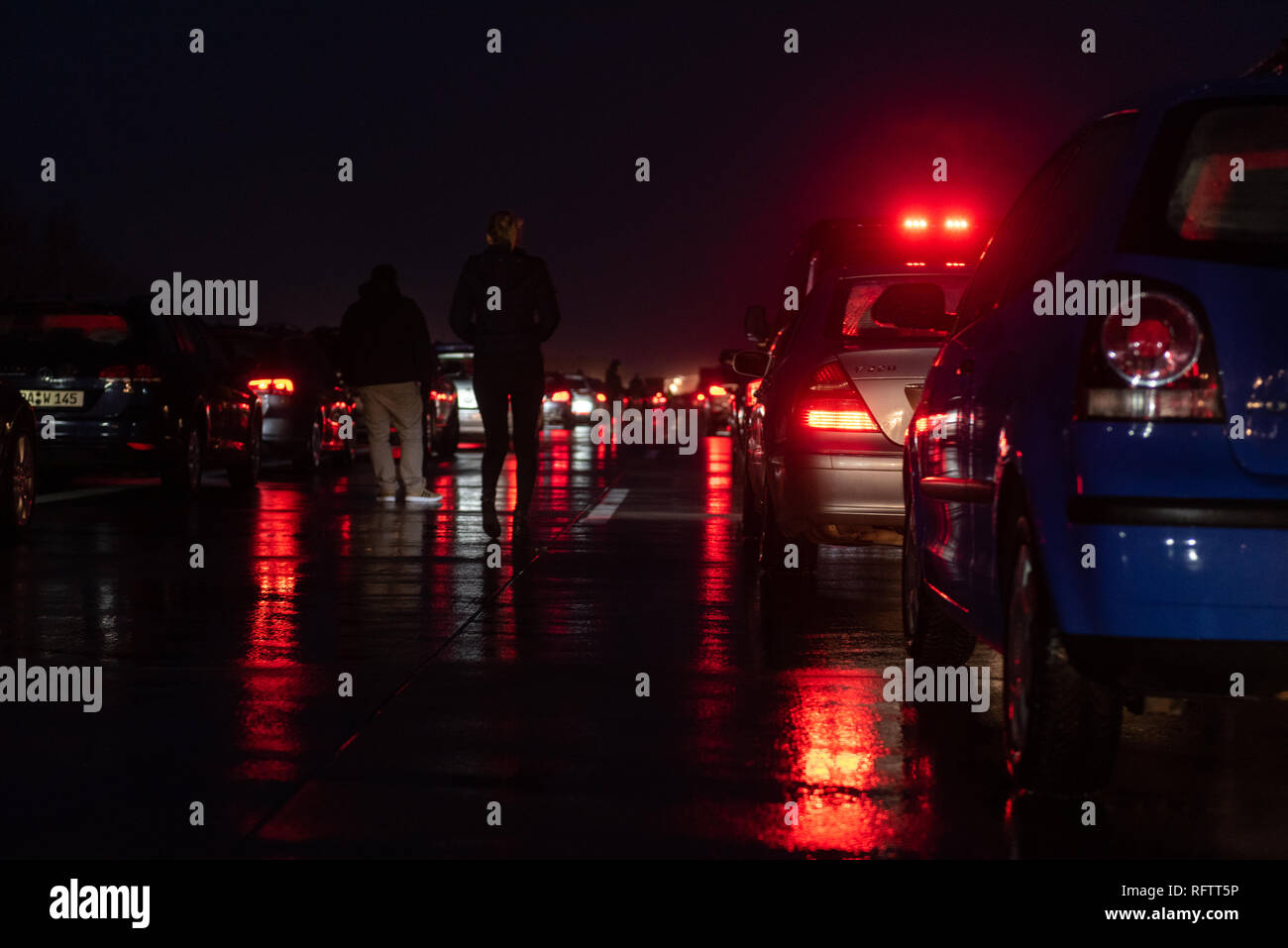 Leipzig, Germania. Il 26 gennaio, 2019. Il corridoio di emergenza (rettungsgasse) sul motorawy A9 in Germania, vicino a Leipzig dopo l'incidente di auto, che ha bloccato il autobahn per oltre 4 ore. I driver in attesa per il restauro del traffico. Credito: Tomasz Koryl/Alamy Live News Foto Stock