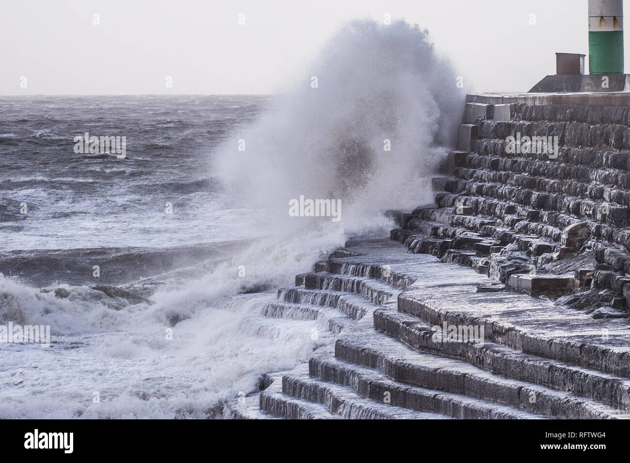 Aberystwyth Wales UK, domenica 27 Jan 2019. UK meteo: gale force, e terribilmente freddo, nord-ovest venti che soffiano fino a 70mph drive enormi onde nel mare difese a Aberystwyth in Galles occidentale. Un giallo Met Office di avvertimento alta venti è stato rilasciato che copre tutto il Galles e molto di wet DEL REGNO UNITO oggi. Photo credit Keith Morris / Alamy Live News Foto Stock