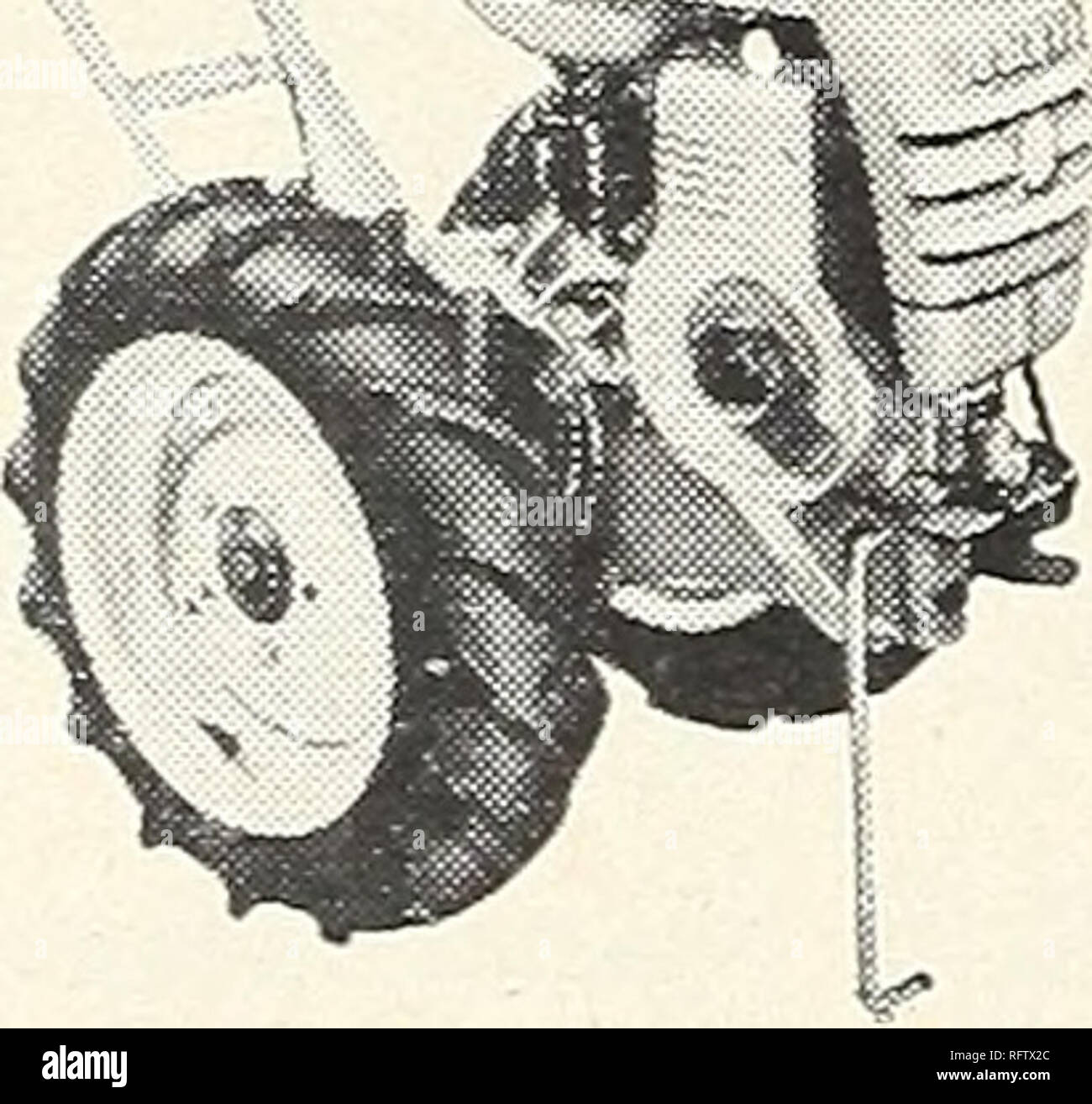 . Capitol city semi per 1961. Vivai (orticoltura) cataloghi; lampadine (piante) cataloghi; Verdure cataloghi; utensili da giardino cataloghi; semi cataloghi. 7 H.P. BADGER timone. Versa-matic drive offre infinitamente ho la retromarcia. Questa unità offre anche un po di rispondere ad una necessità da lungo tempo sentita di una maggiore r gancio rapido con attacco a scatto per venience. Trattore, 4 H.P. S320.00. Allegati: ARATRO $42.50; in un coltivatore con strumenti S43.50; erpice a dischi S43.50; Barra falce $103.50; 30-in. Tipo di aspo Tosaerba $125.00; falciatrice rotativa $72,50; spazzaneve $29.50. Altri accessori disponibili. Tutte le fase fob Washington, D. C. ariable in avanti Foto Stock