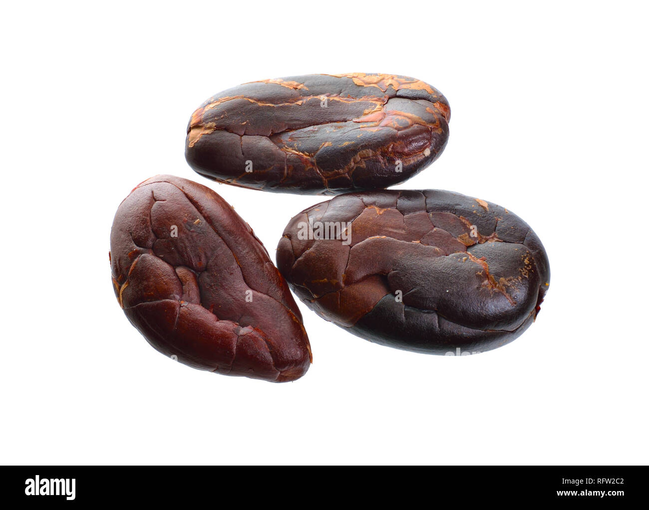 Arrosto di cacao in grani isolati su sfondo bianco. Reparto completa del campo. Foto Stock