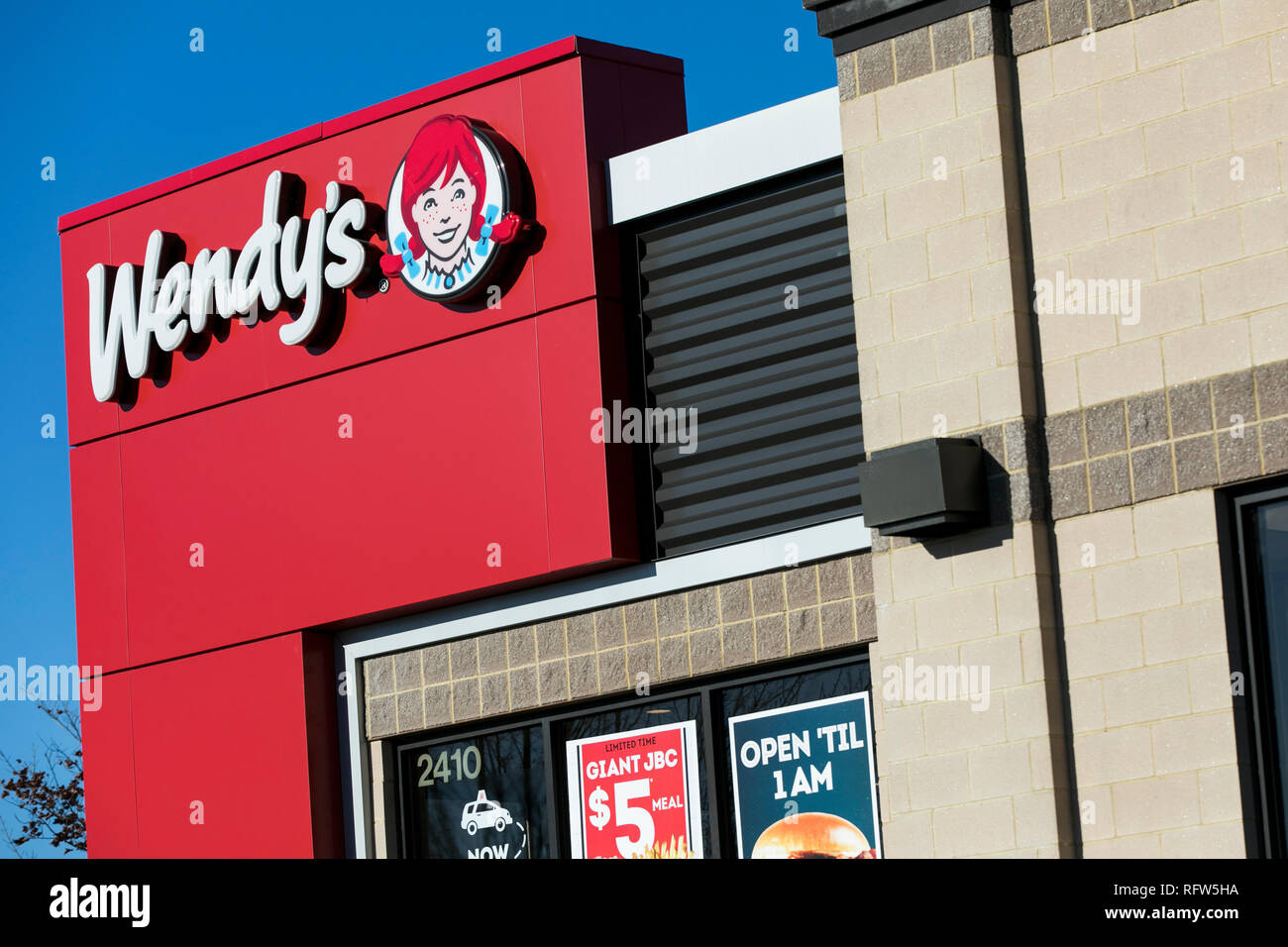 Un segno del logo al di fuori di un Wendy's ristorante fast food location di Woodbridge, Virginia, il 21 gennaio 2019. Foto Stock
