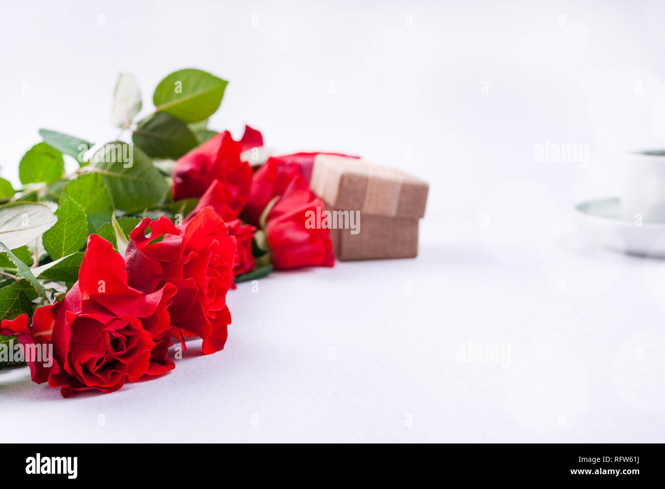 Un grande mazzo di rose rosse su uno sfondo bianco. Holiday card per il concetto di vacanza per San Valentino e la festa della mamma. Copia sapce. Lay piatto Foto Stock