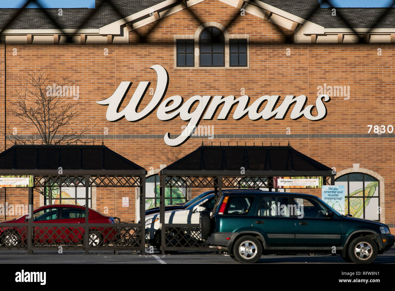 Un logo segno esterno di una Wegmans mercati alimentari drogheria a Frederick, Maryland, il 22 gennaio 2019. Foto Stock