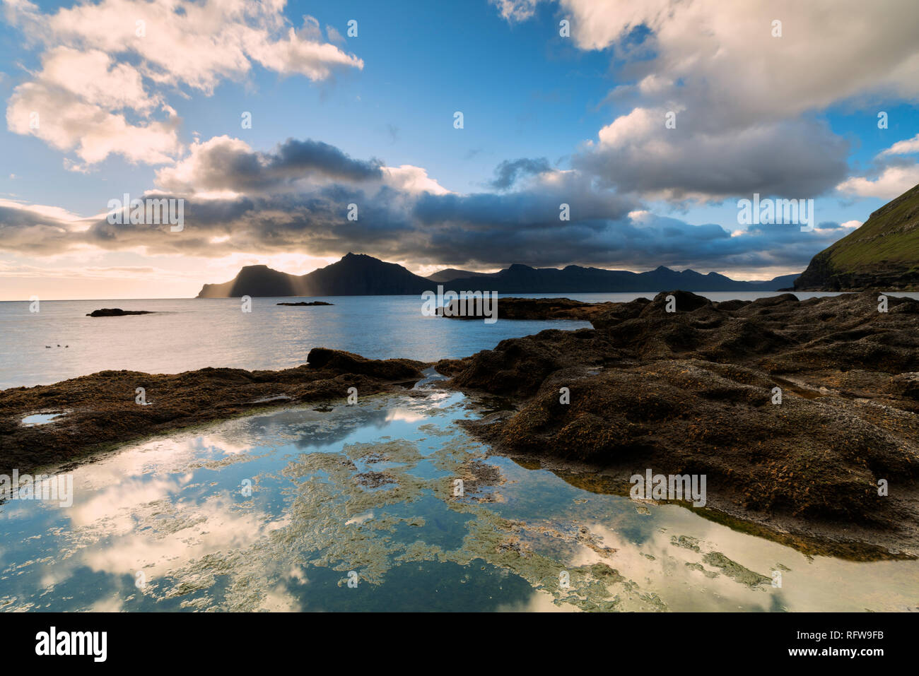 Oceano al sunrise, Gjogv, Eysturoy isola, isole Faerøer, Danimarca, Europa Foto Stock