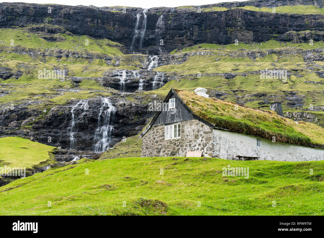 Casa Tradizionale con tetto in erba, Saksun, Streymoy isola, isole Faerøer, Danimarca, Europa Foto Stock
