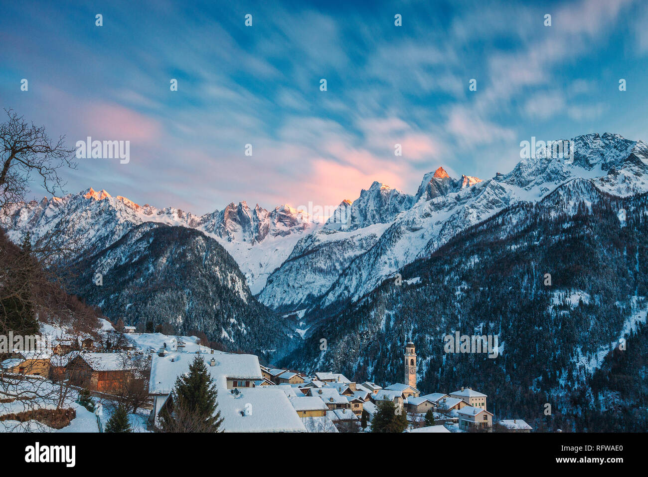 Villaggio alpino di Soglio ricoperta di neve, Val Bregaglia, Maloja regione del Cantone dei Grigioni, Svizzera, Europa Foto Stock