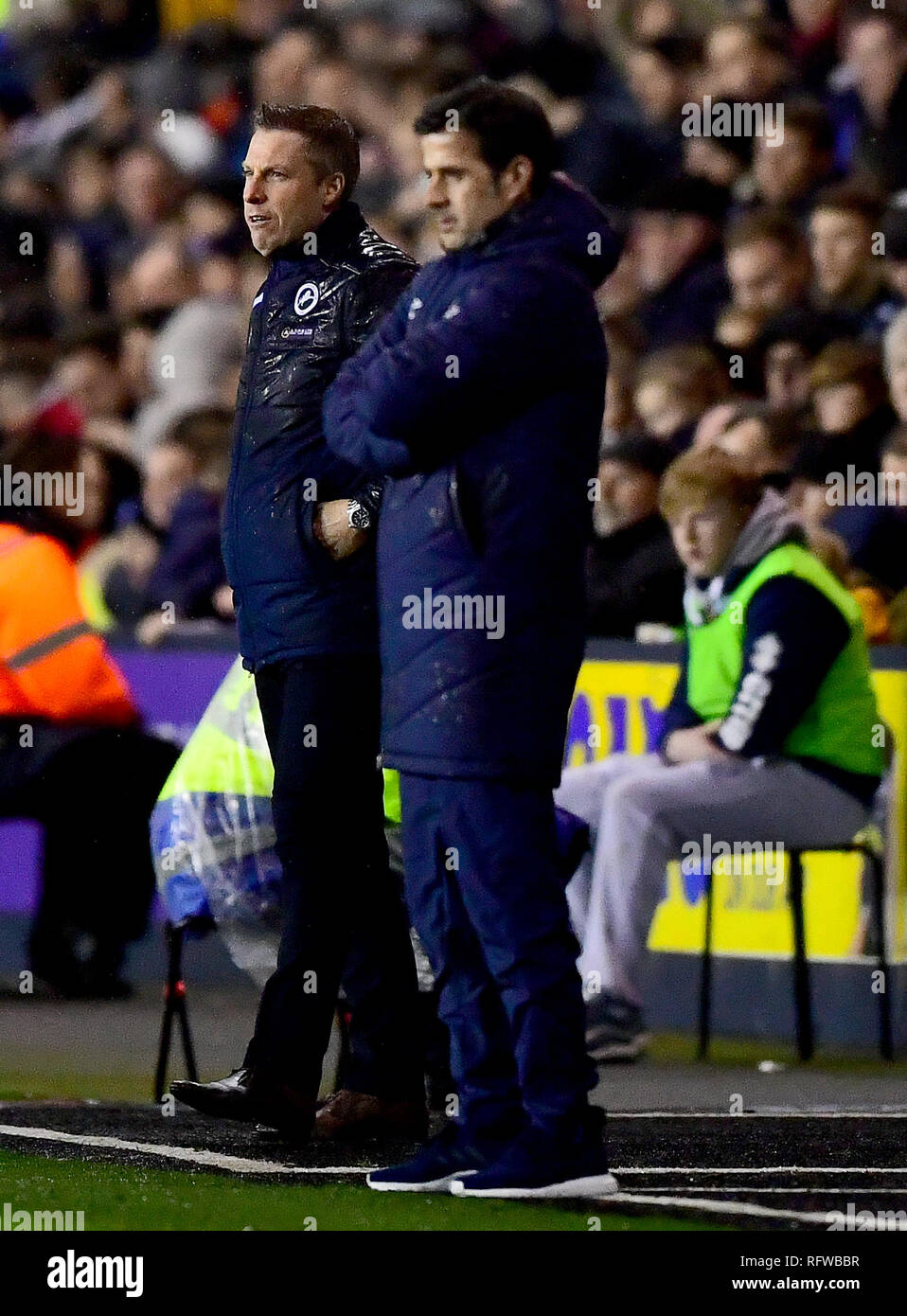 Millwall manager Neil Harris (sinistra) e Everton manager Marco Silva (a destra) durante la FA Cup il quarto round in abbinamento al Den, Londra. Foto Stock