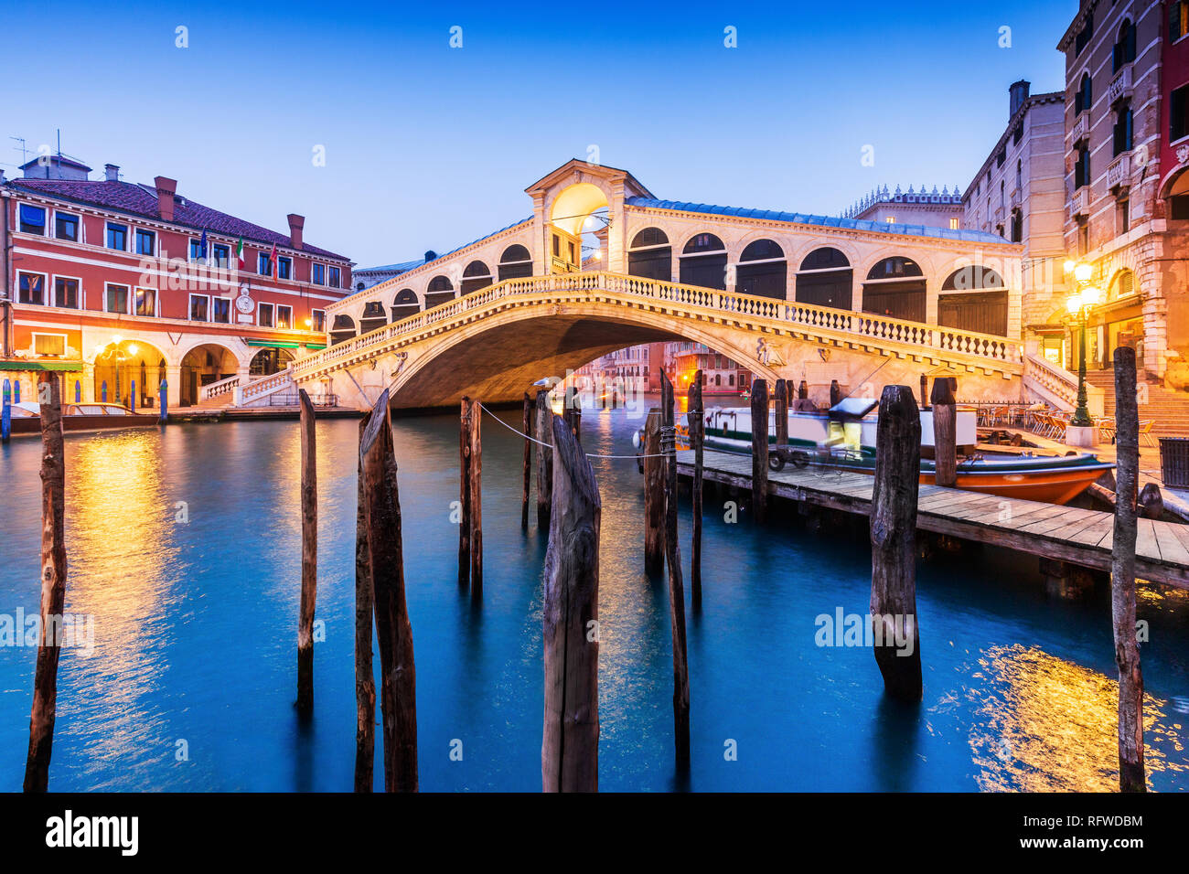 Venezia, Italia. Il ponte di Rialto e il Canal Grande al crepuscolo. Foto Stock