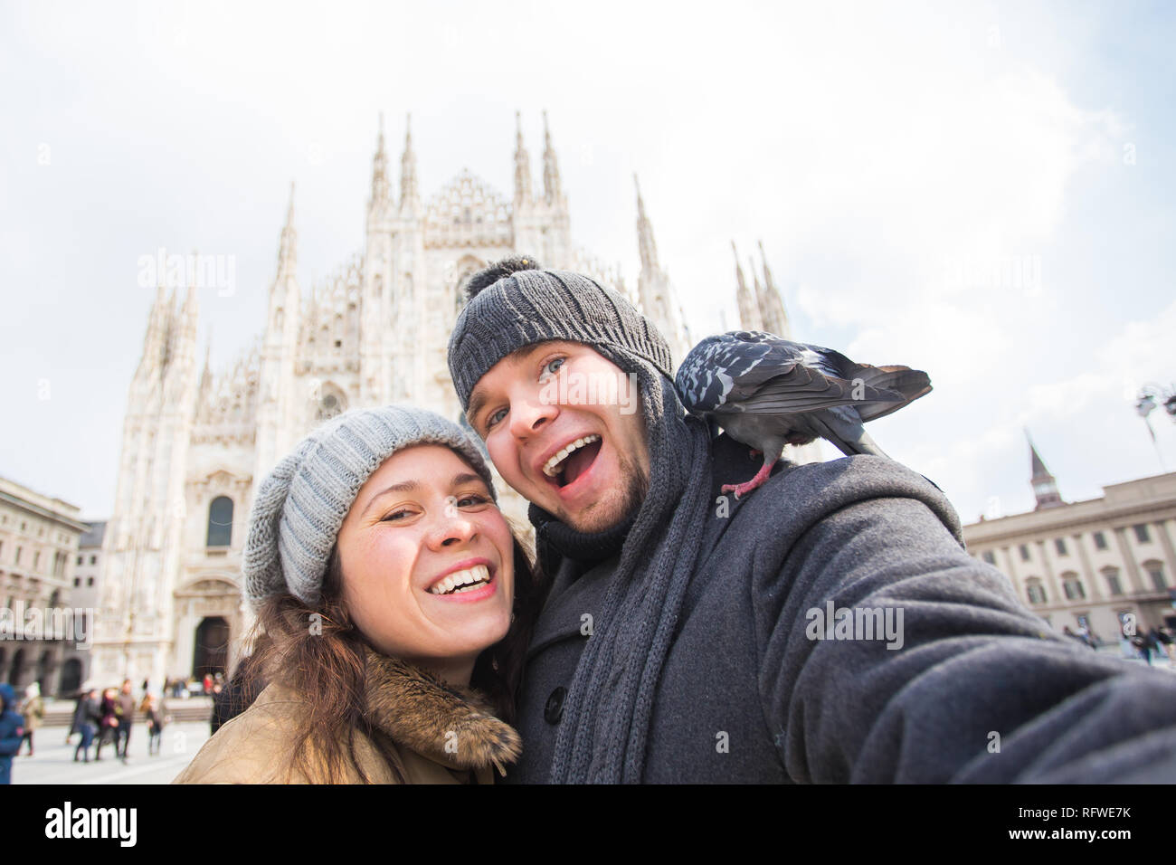 Viaggi, Italia e divertente giovane concetto - Happy turisti prendendo un autoritratto con piccioni nella parte anteriore del Duomo di Milano Foto Stock