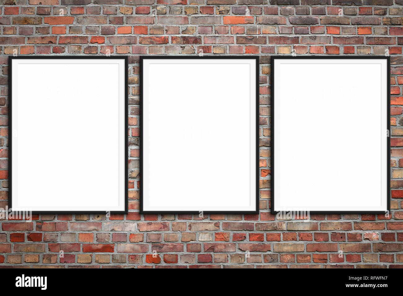 Vuoto tre cornici su un muro di mattoni - poster incorniciato mock-up con muro di pietra sullo sfondo Foto Stock