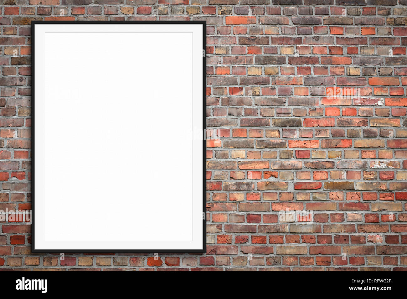 Blank picture frame su un muro di mattoni con copia spazio - poster incorniciato mock-up Foto Stock