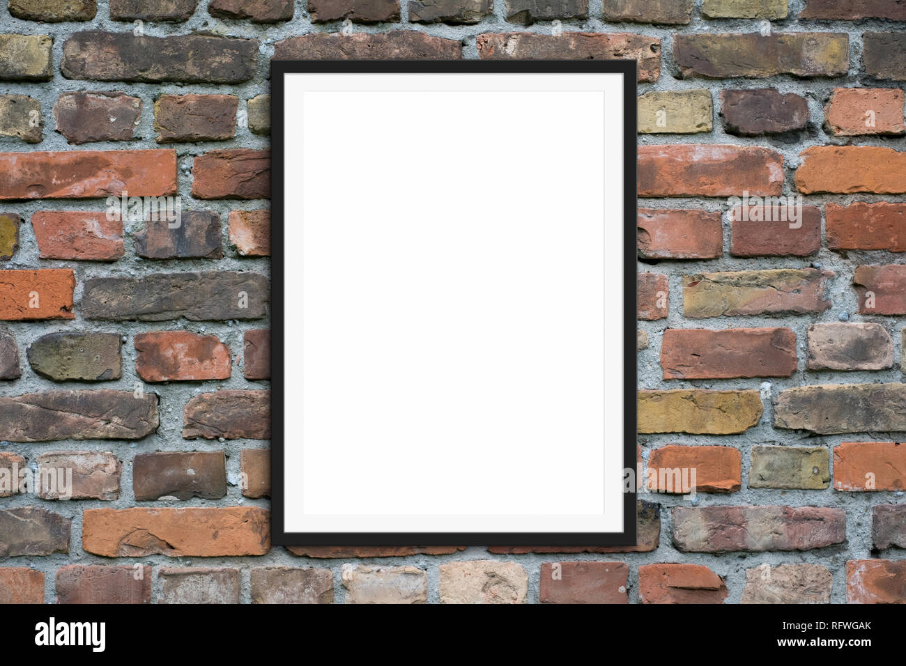 Blank cornice immagine appesa sul muro di mattoni - poster incorniciato mock-up con muro di pietra sullo sfondo Foto Stock