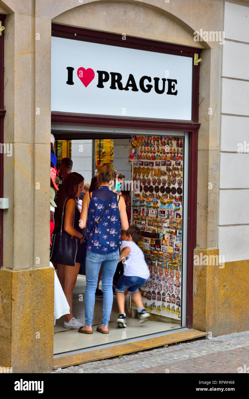 Cerca in regalo, souvenir shop in città vecchia Praga Foto Stock