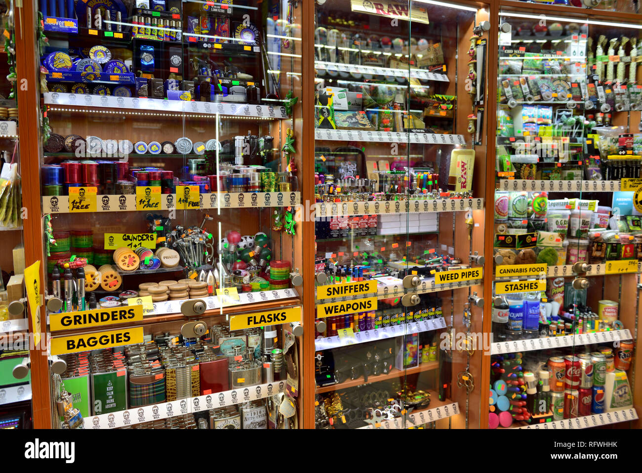 All'interno di fumatori shop con ripiani per diverse abitudini di fumo, tubi di erbaccia, cannabis, gli sniffer, Praga Foto Stock