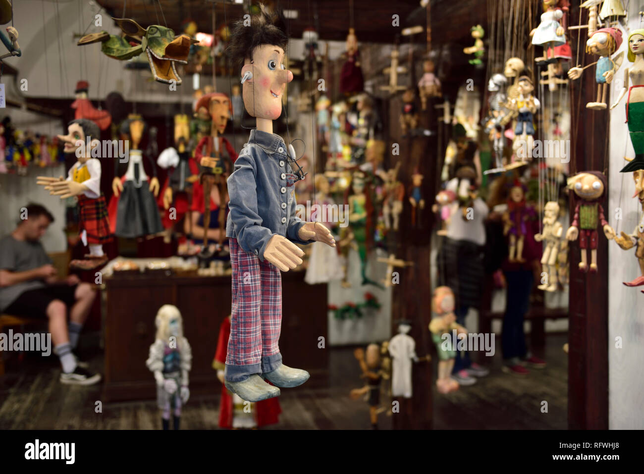 Tradizionale in legno intagliato burattino in un negozio di souvenir di marionette shop nel centro di città vecchia Praga Foto Stock