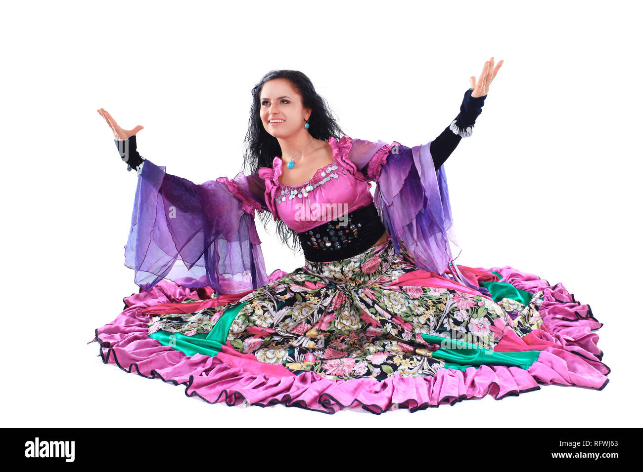Giovane bella bruna danze un Gypsy Dance.isolato su bianco Foto Stock