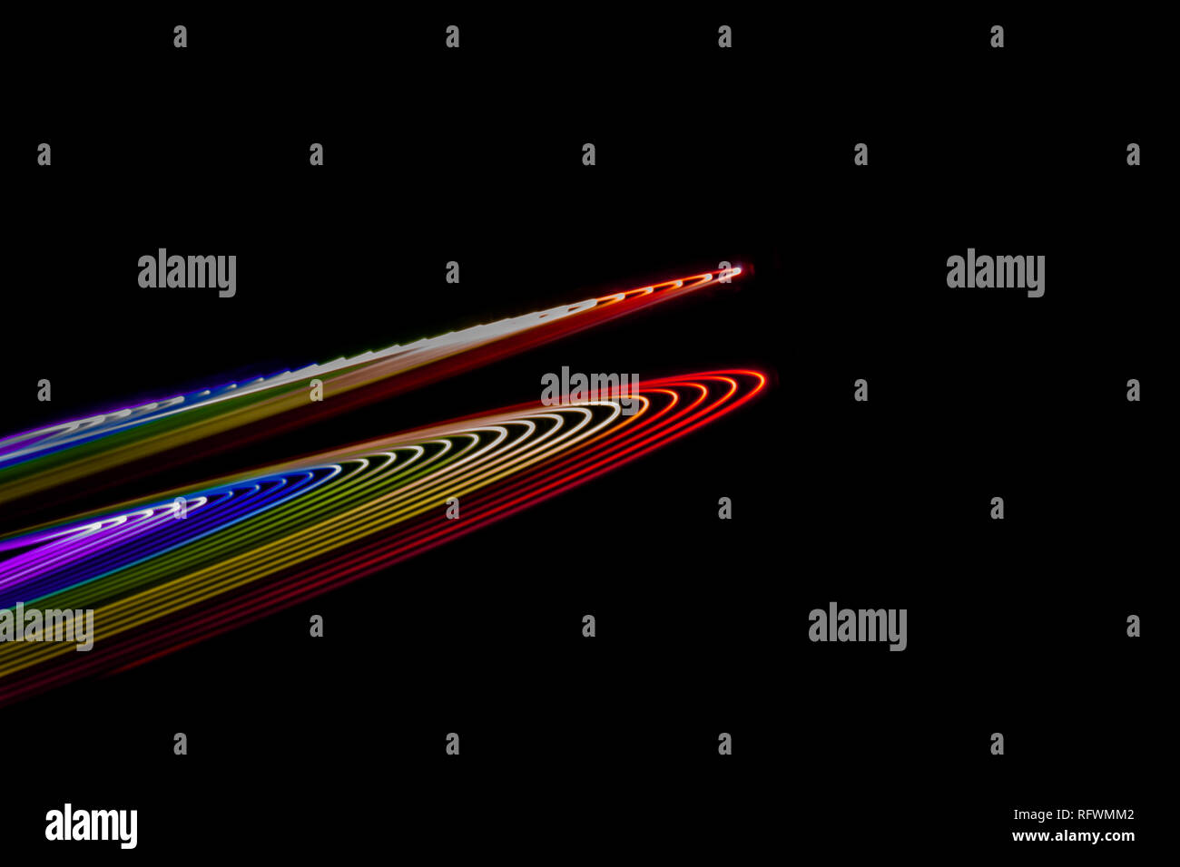 Arcobaleno di luce. La fotografia fatta con la pittura di luce. Linee astratte con i colori del arcobaleno su sfondo nero. Risorse per i progettisti. Foto Stock