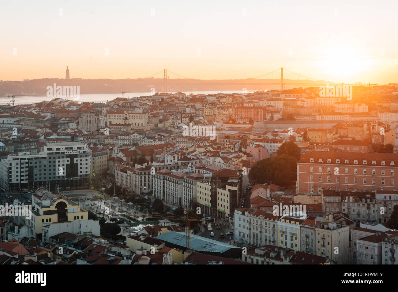 Vista tramonto da Miradouro da Nossa Senhora do Monte, a Lisbona, Portogallo Foto Stock