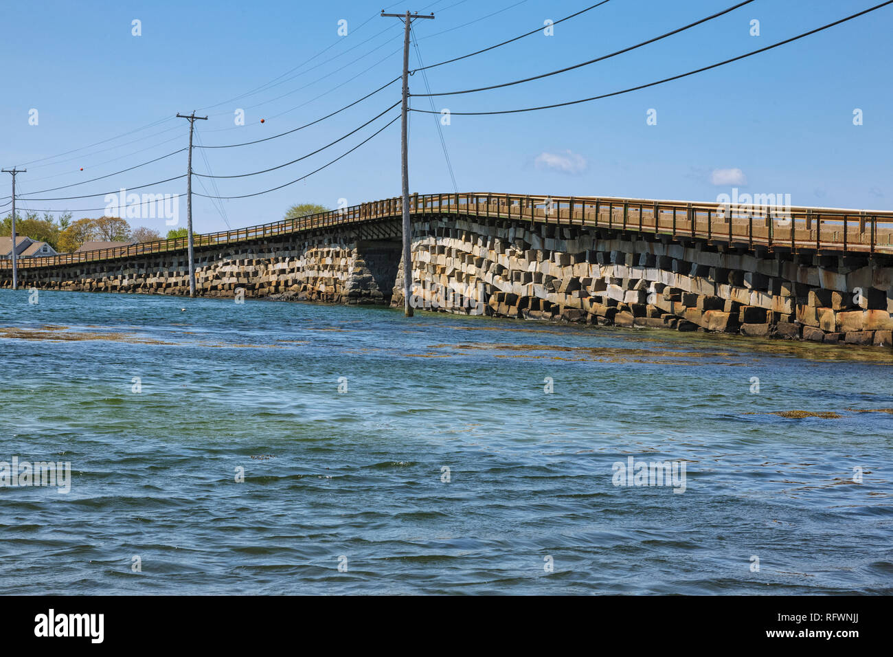 Bailey Island Bridge in Harpswell, Maine, Stati Uniti d'America, che è sulla Nuova Inghilterra seacoast. Il ponte è di 1.150 piedi lungo ed è stato costruito nel 1928. Esso collega B Foto Stock