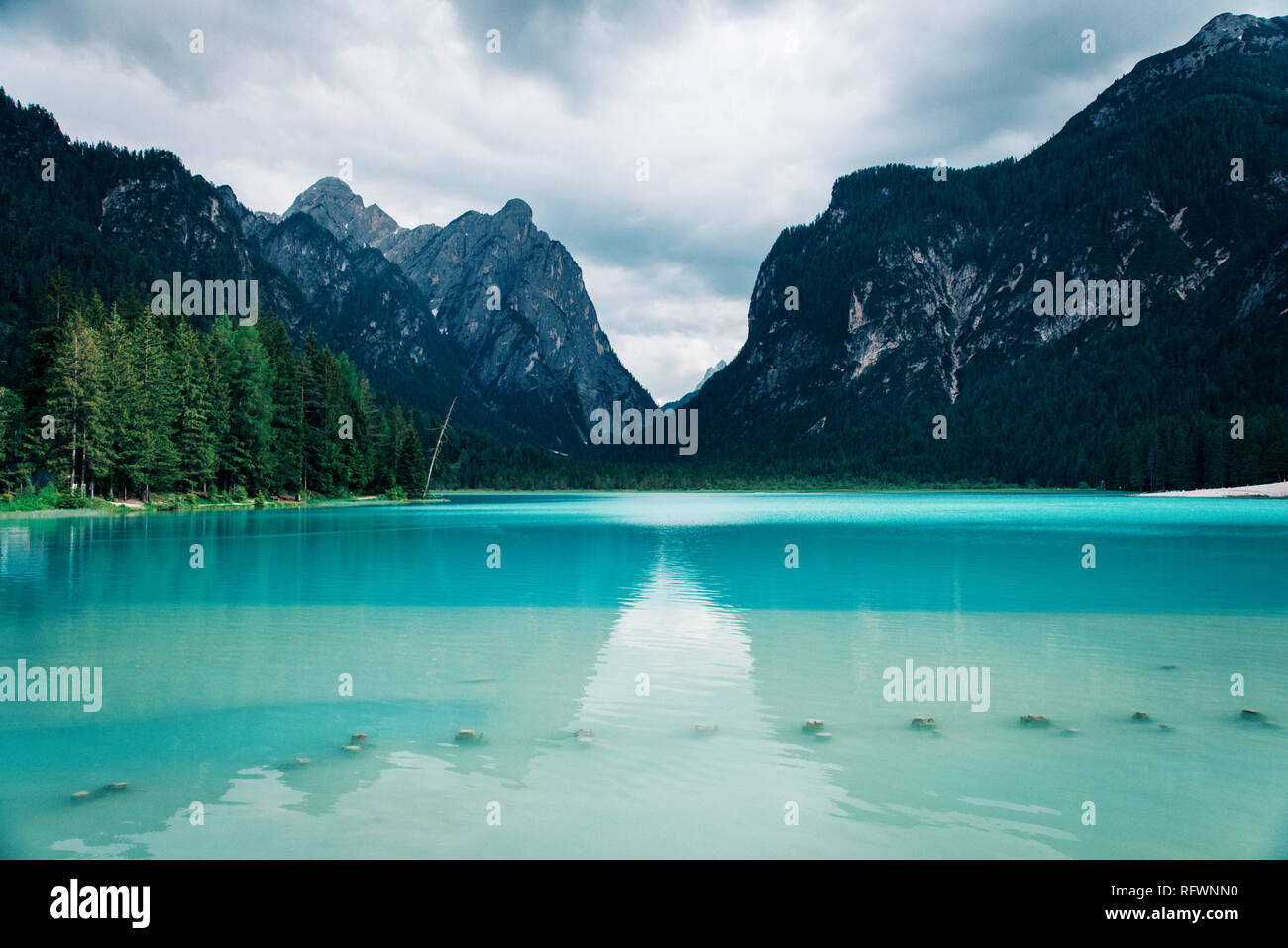 Lago di Dobbiaco nelle Dolomiti Alpi, paesaggio estivo, Bolzano, Italia. Foto Stock