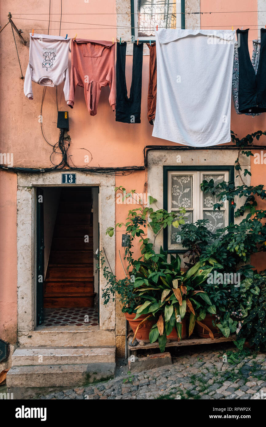 Servizio lavanderia appesi in Alfama, Lisbona, Portogallo Foto Stock