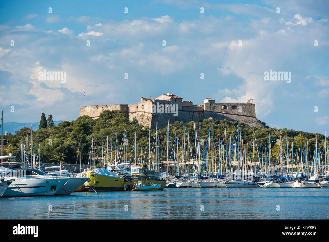 Fort Carre e Antibes Porto, Provence-Alpes-Côte d'Azur, Costa Azzurra, Francia, Mediterraneo, Europa Foto Stock