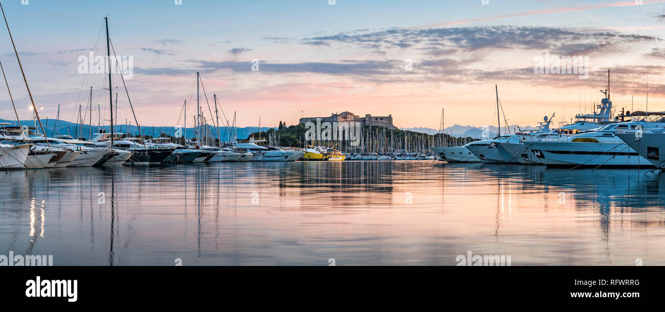 Fort Carre e Antibes Porto di sunrise, Provence-Alpes-Côte d'Azur, Costa Azzurra, Francia, Mediterraneo, Europa Foto Stock