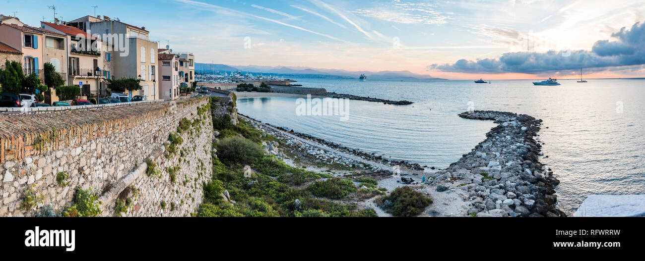 Antibes le mura della città di sunrise, Provence-Alpes-Côte d'Azur, Costa Azzurra, Francia, Mediterraneo, Europa Foto Stock
