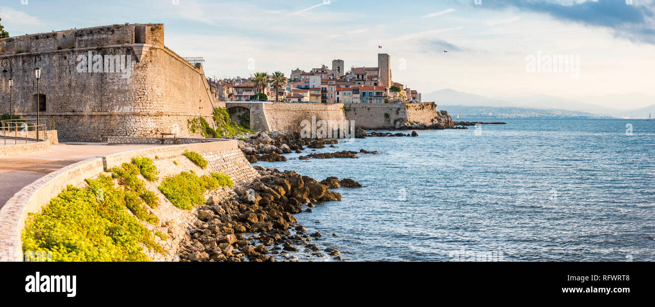 Antibes le mura della città di sunrise, Provence-Alpes-Côte d'Azur, Costa Azzurra, Francia, Mediterraneo, Europa Foto Stock