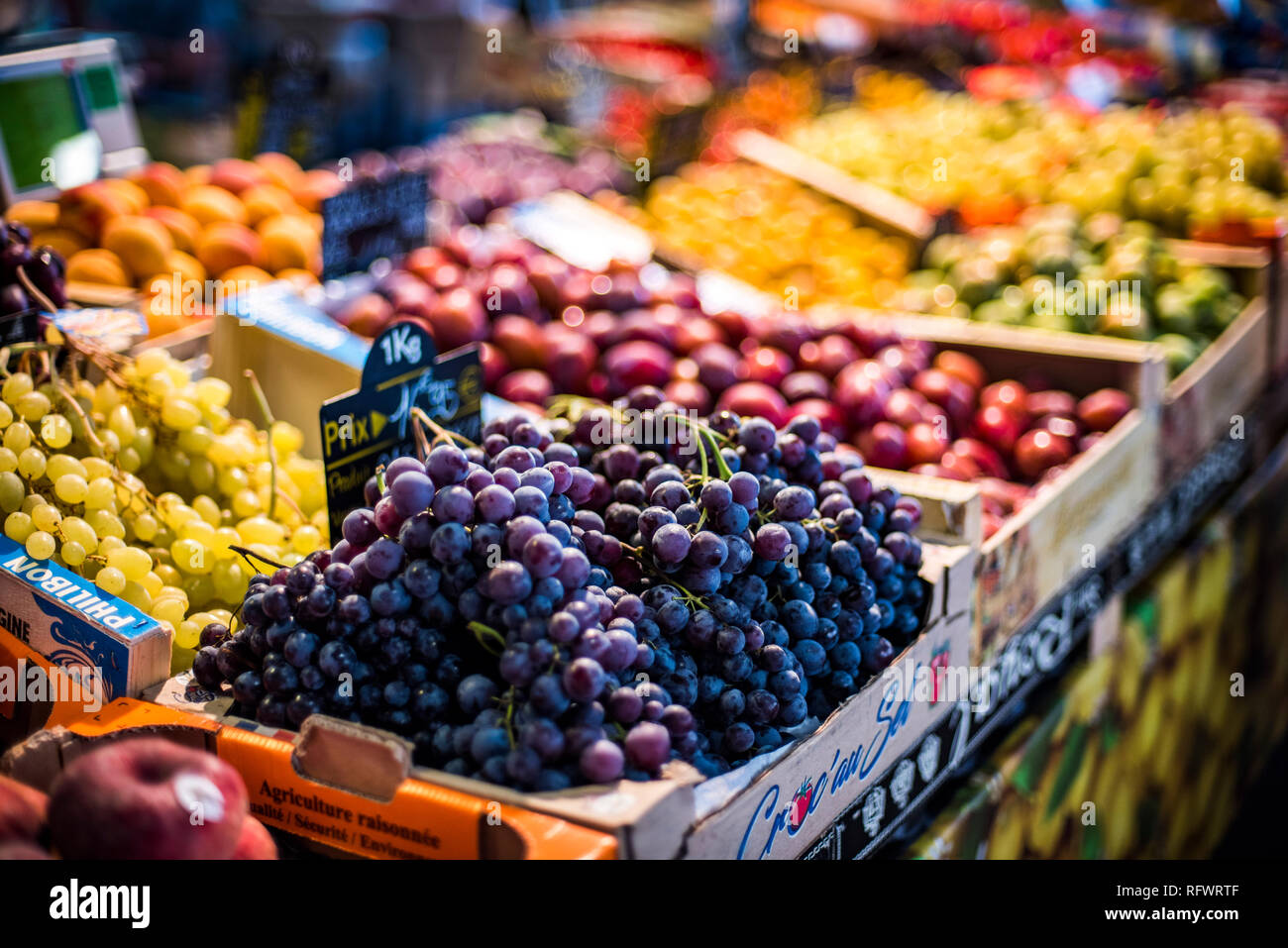 Marche provenzale, il mercato coperto di Antibes, Provence-Alpes-Côte d'Azur, Costa Azzurra, Francia, Mediterraneo, Europa Foto Stock