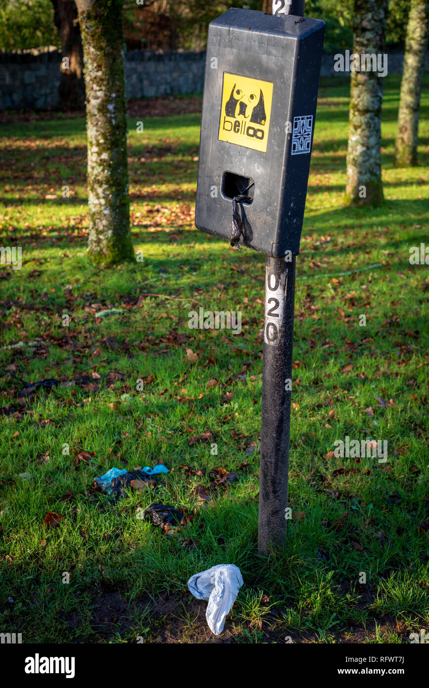 Dispenser di sacchetti per rifiuti di cani nel Killarney National Park, County Kerry, Irlanda Foto Stock