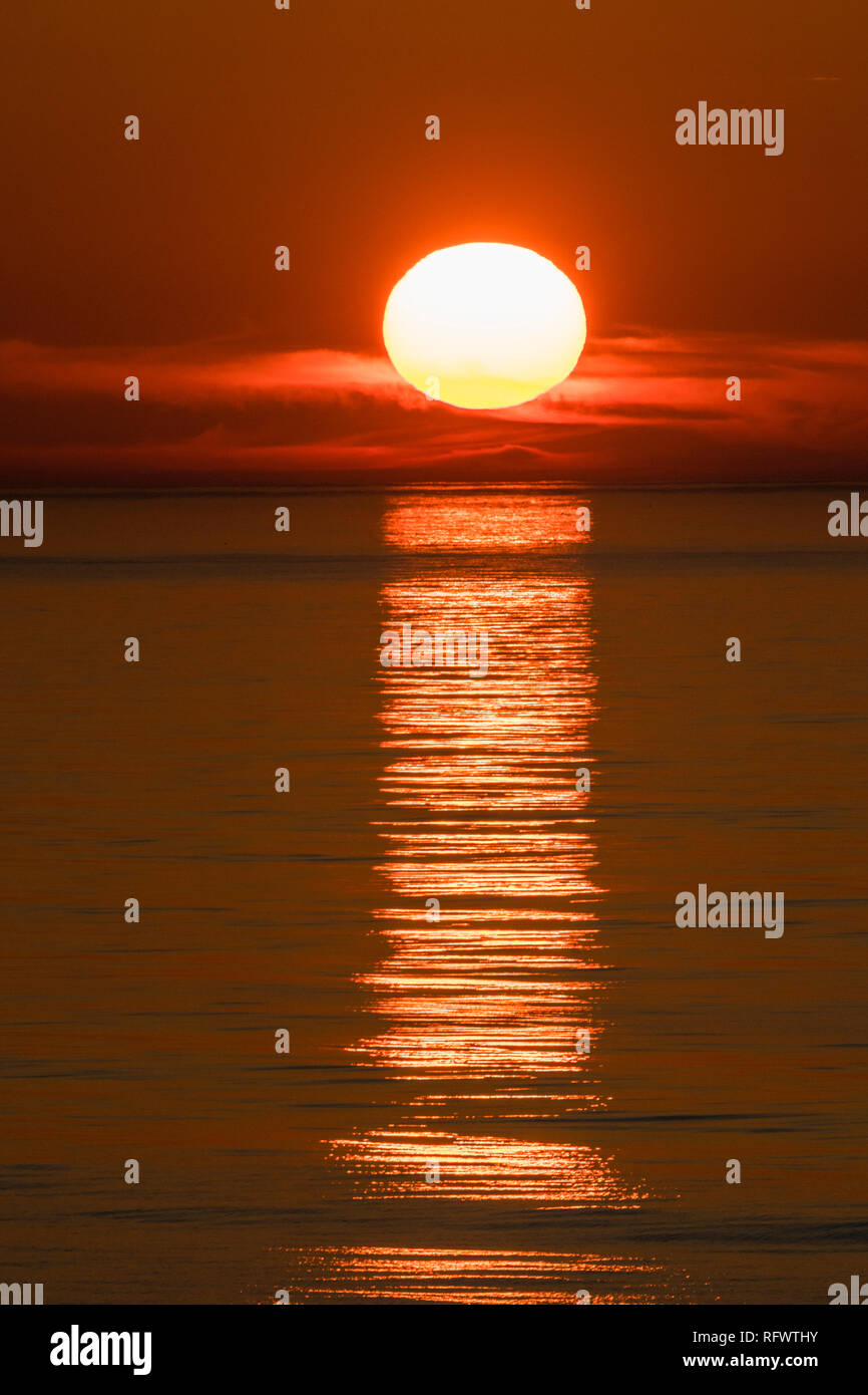 Bel tramonto nella Baia di Kola, a Murmansk, Russia, Europa Foto Stock