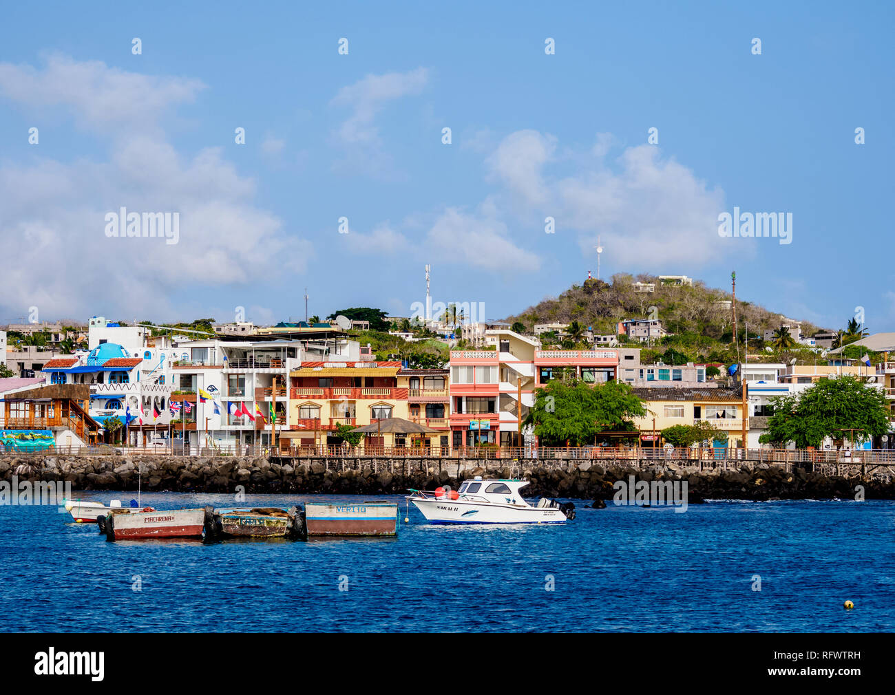 Barche in Puerto Baquerizo Moreno, San Cristobal (Chatham) Isola, Galapagos, Sito Patrimonio Mondiale dell'UNESCO, Ecuador, Sud America Foto Stock