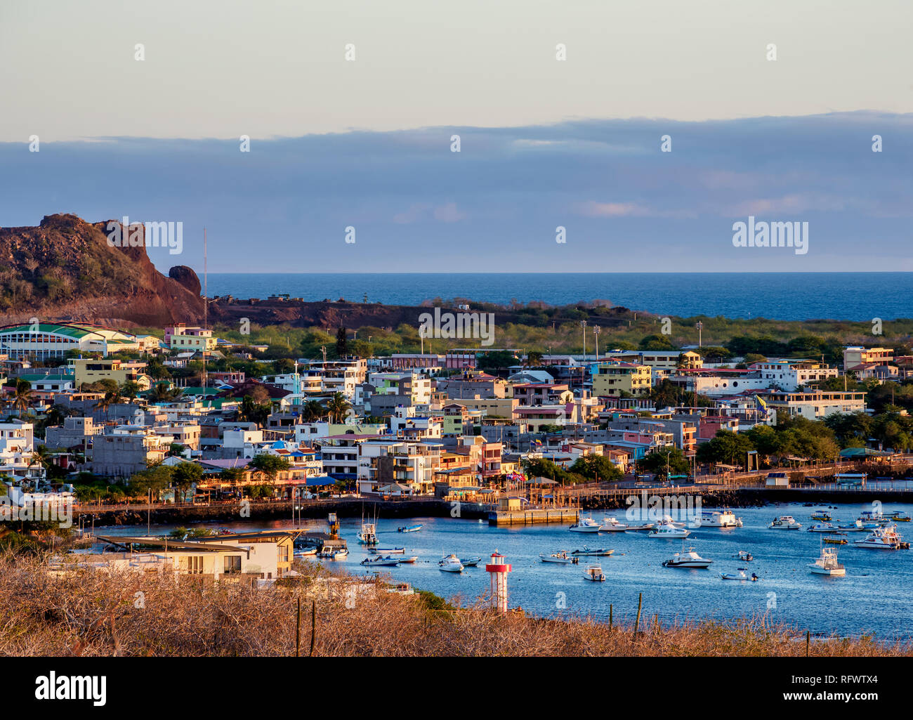 Puerto Baquerizo Moreno, vista in elevazione dal Cerro Tijeretas, tramonto, San Cristobal (Chatham) Isola, Galapagos, Sito Patrimonio Mondiale dell'UNESCO, Ecuador Foto Stock