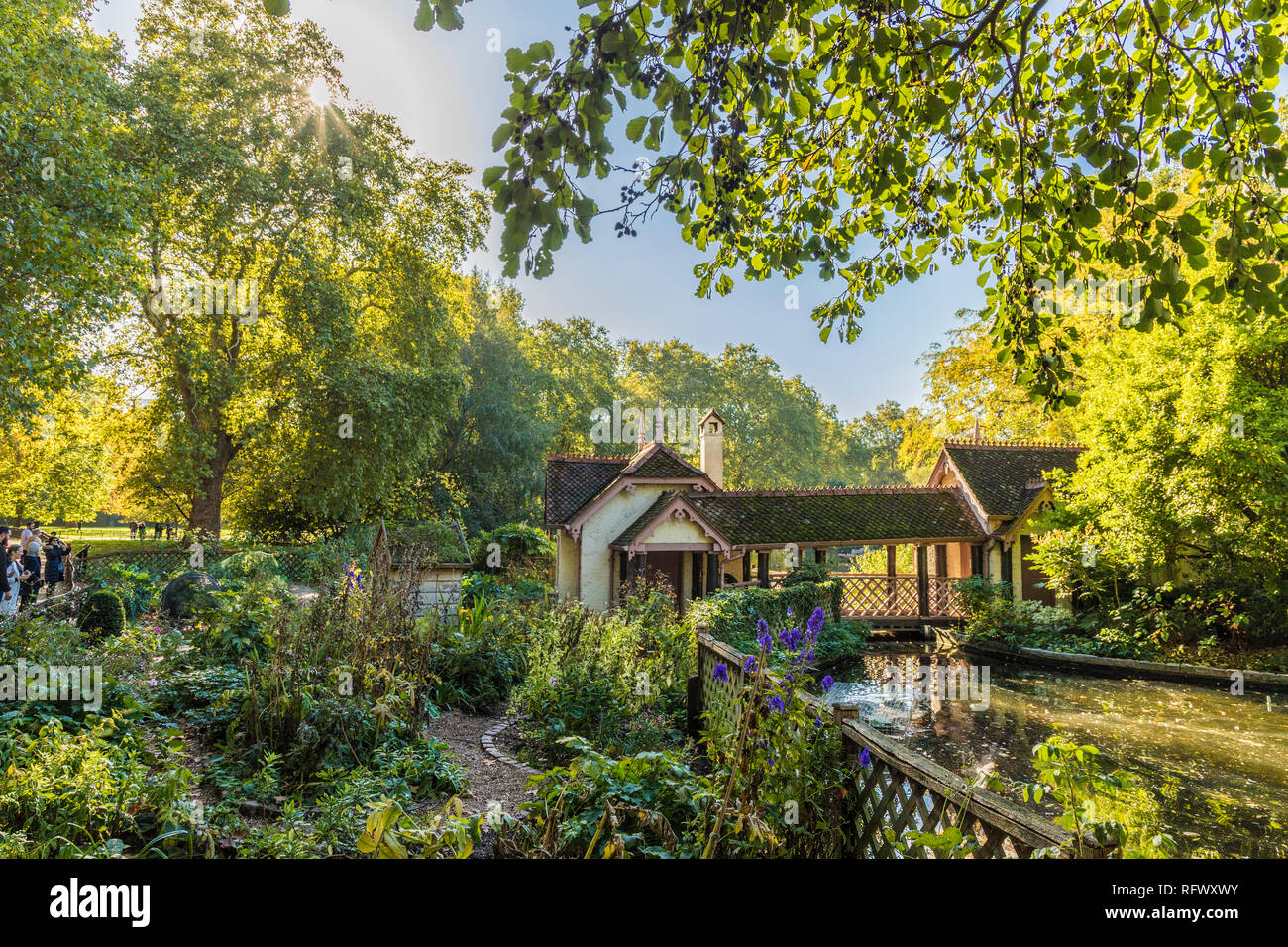 Una vista di Isola d'anatra Cottage da St James Park Lake in St James Park, London, England, Regno Unito, Europa Foto Stock