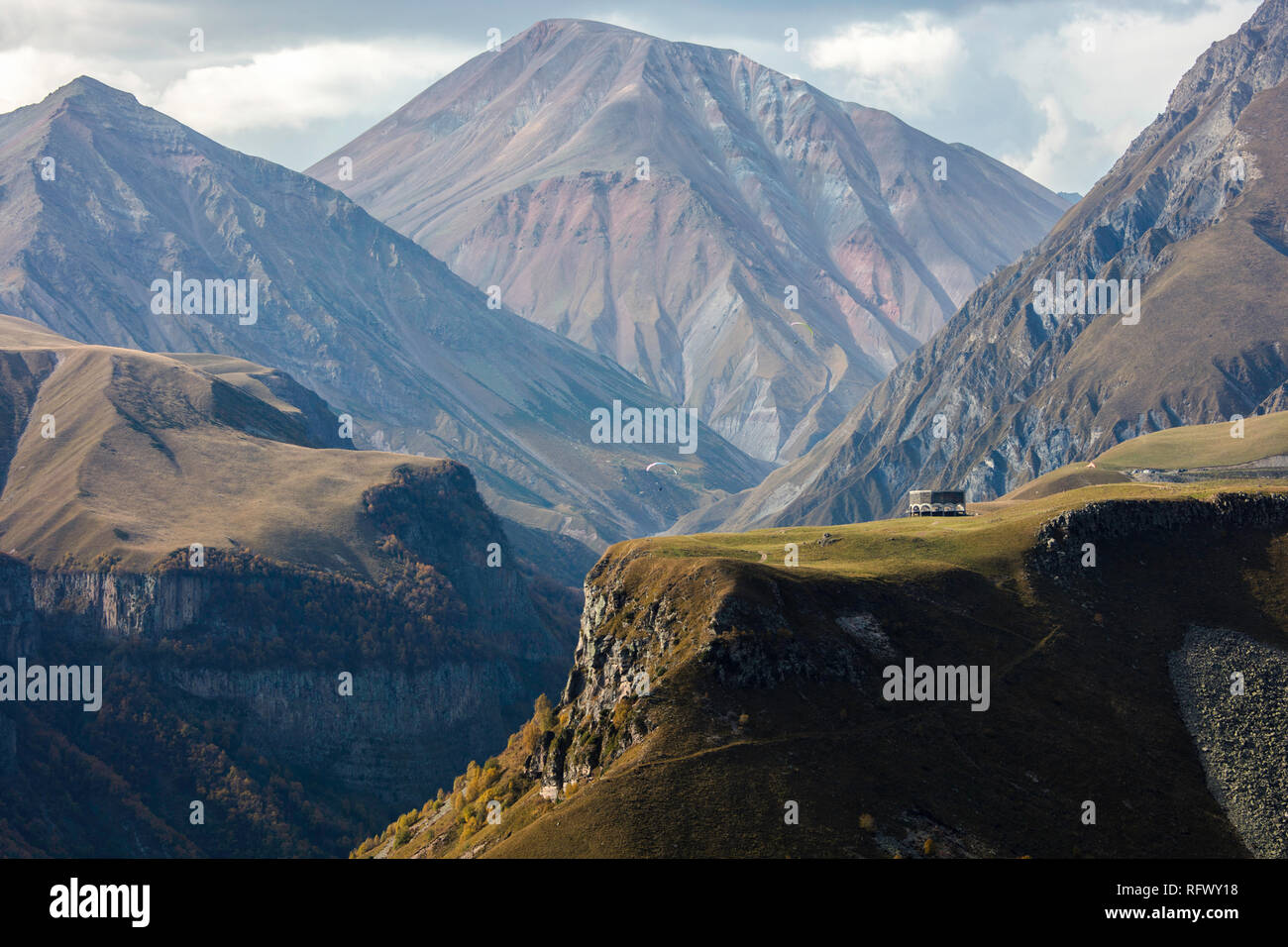 Bella luce proiettata sul monumento, Gergeti, Georgia, Asia Centrale, Asia Foto Stock