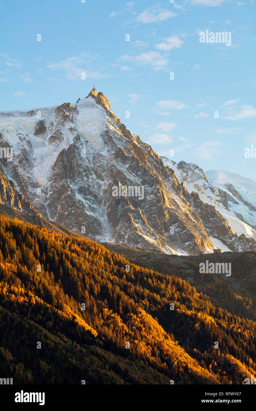 Aiguille du Midi in autunno, Chamonix Haute Savoie, sulle Alpi francesi, Francia, Europa Foto Stock