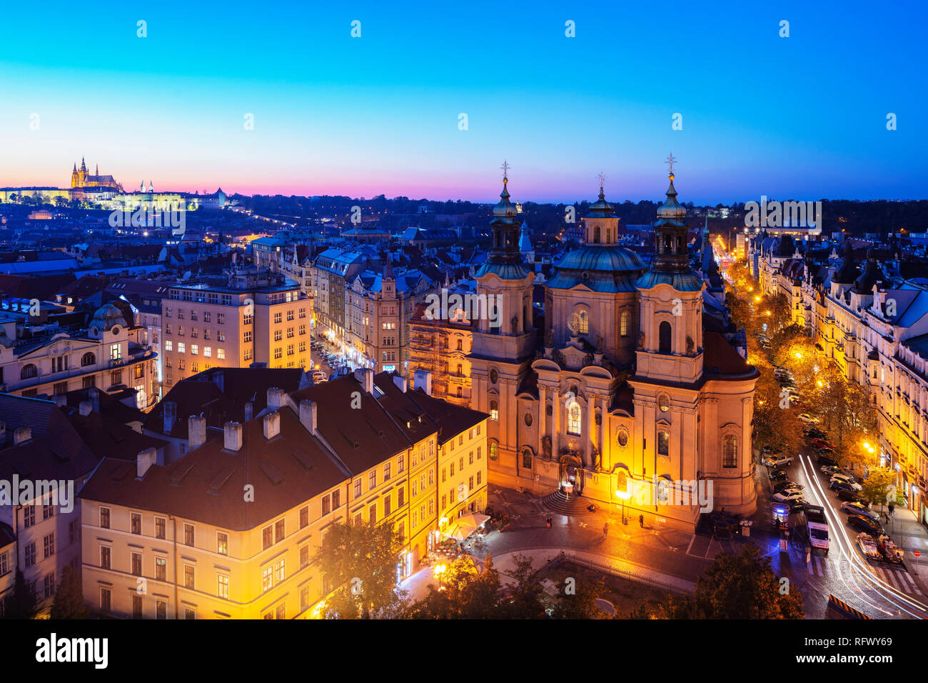 Il Castello di Praga e la chiesa di San Nicola, visto dal municipio della città vecchia torre, Sito Patrimonio Mondiale dell'UNESCO, Praga, Repubblica Ceca, Europa Foto Stock