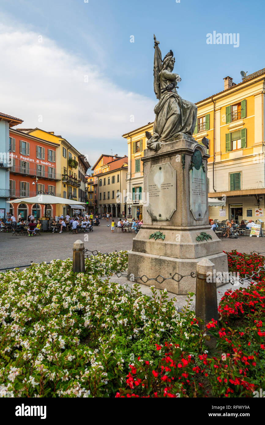 Al Fresco e ristoranti in Piazza Daniele Ranzoni al crepuscolo, Intra, Verbania, Provincia del Verbano Cusio Ossola, Lago Maggiore, laghi italiani, Italia Foto Stock